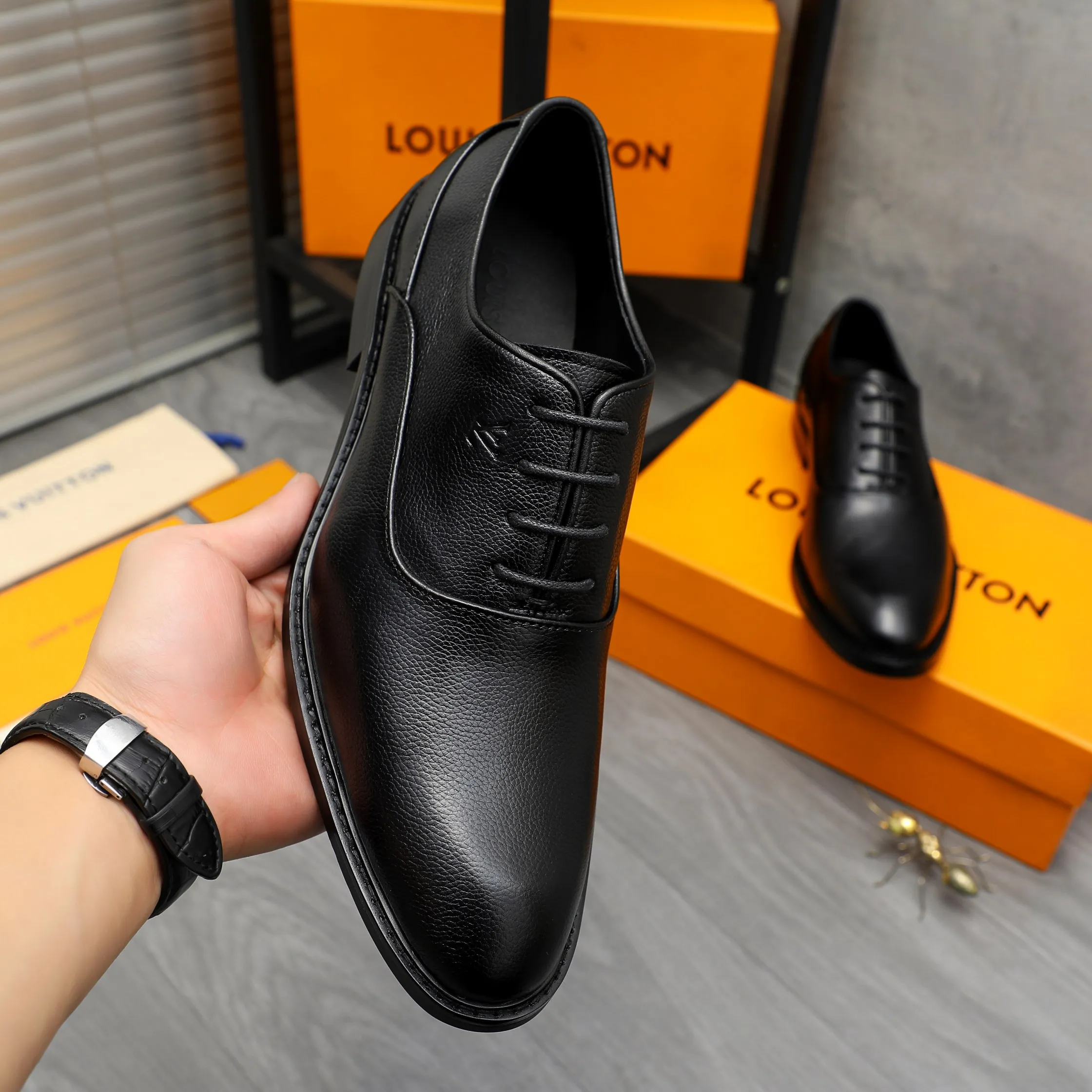 Men's shoes 💰p460 Product trademark: LV (Louis Vuitton) business lace-up formal leather shoes Regular size: 39-44 (38.45 custom-made, non-returnable) Product materials: Selected high-quality pebbled cowhide upper, cowhide lining, original rubber outsole